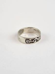 lot 109 image: Sterling Silver Band Ring with Decorative Scroll Pattern