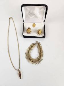 lot 201 image: Jewelry Set Gold Tone Cufflinks Bracelet Necklace