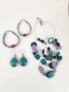 lot 202 image: Fashion Jewelry Lot 5 Piece Beaded Bracelets Necklace Earrings Set