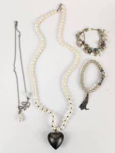 lot 214 image: Lot of 4 Pearl and Beaded Necklaces and Bracelets