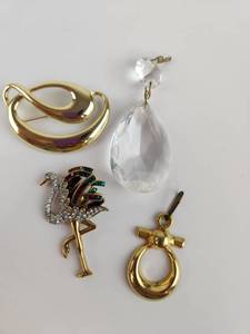 lot 227 image: Costume Jewelry Pendant Lot 4 Pieces Gold Tone Clear Crystal Bird