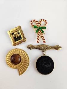 lot 228 image: 4-Piece Brooch Collection