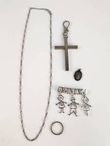 lot 236 image: 5 Piece Jewelry Lot Necklace Pendants Brooch