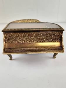 lot 267 image: Vintage Gold Tone Filigree Ornamental Piano-Shaped Jewelry Box with Hinged Lid
