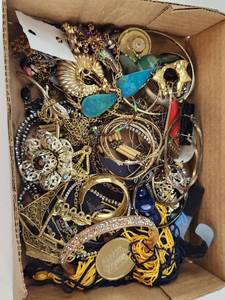 lot 268 image: Estate Jewelry Lot Mixed Bracelets Necklaces Pendants Ornaments for Crafting Broken