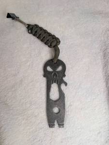 lot 1201 image: Skull Paracord Keychain with Carabiner