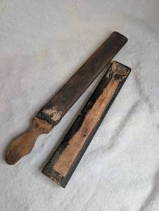 lot 1209 image: Paddle Razor Strop with Wood Handle&nbsp