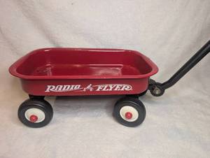 lot 2011 image: Mini Radio Flyer Red Wagon&nbsp