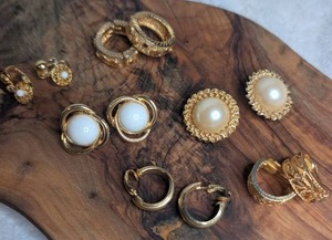 lot 3004 image: Lot of 6 Gold Tone Earrings&nbsp