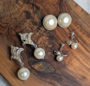 lot 3005 image: Pearl and rhinestone jewelry lot 3 pieces earrings&nbsp