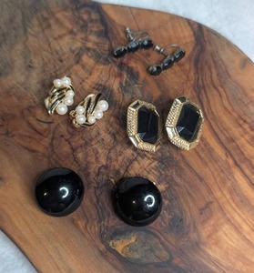 lot 3007 image: Lot of 4 Pairs Earrings Pearl Black Stone Gold Tone