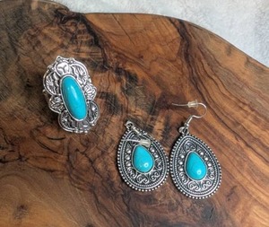 lot 3009 image: Turquoise and Silver Tone Ring and Earring Set 2 Piece