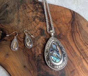 lot 3010 image: 3-Piece Abalone Shell Pendant Necklace and Earring Set