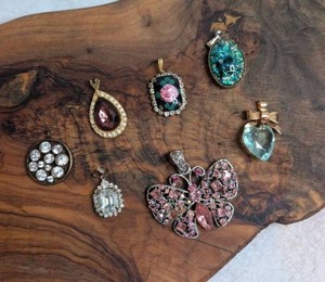lot 3204 image: Lot of 8 Decorative Pendants with Gemstones and Crystals