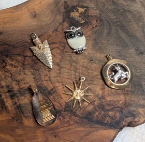 lot 3206 image: Lot of 5 Mixed Pendants Owl Sun Pagoda Arrow Animal Charm