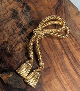 lot 3305 image: Gold Tone Twisted Cord Decorative Tassel Pin