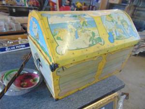 lot 3770 image: Treasure chests toy box