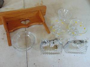 lot 3774 image: Small wooden shelf and glassware