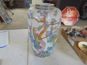 lot 3795 image: Large Japanese vase