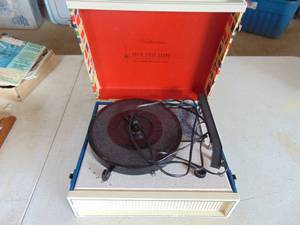 lot 3840 image: Cool vintage record player