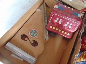 lot 3851 image: Mini accordion and zither