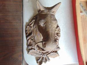 lot 3853 image: Cast iron horse head with ring