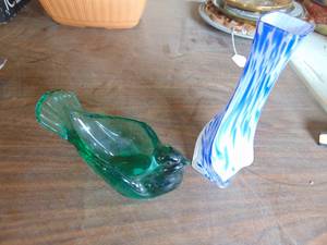lot 3856 image: Fenton bird and Norcrest vase