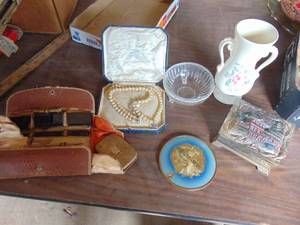lot 3861 image: Selection of Decor - Pearls - Vanity Set - Vases and more
