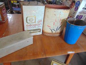 lot 3868 image: Metal Oil cans - Vintage Trashcan
