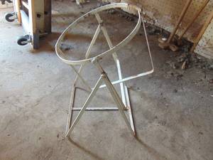 lot 3894 image: Water jug stand