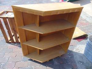 lot 3912 image: Unusual book shelf