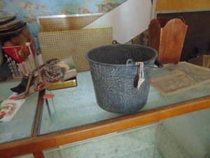lot 3471 image: Enamelware Pail