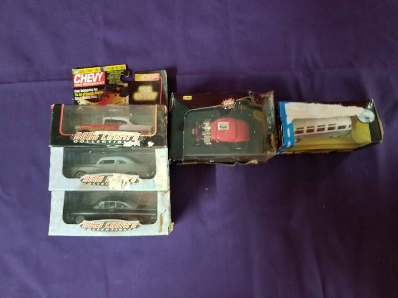lot 2400 image: Lot of 5 Die Cast Model Cars