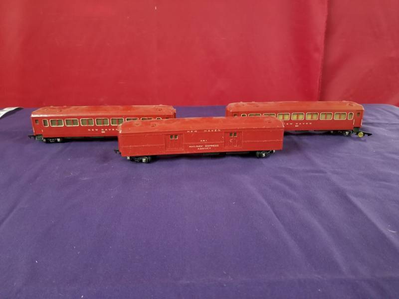 lot 2405 image: Lot of 3 Train Cars