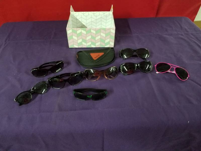lot 2385 image: Lot of 8 Pair of Sunglasses
