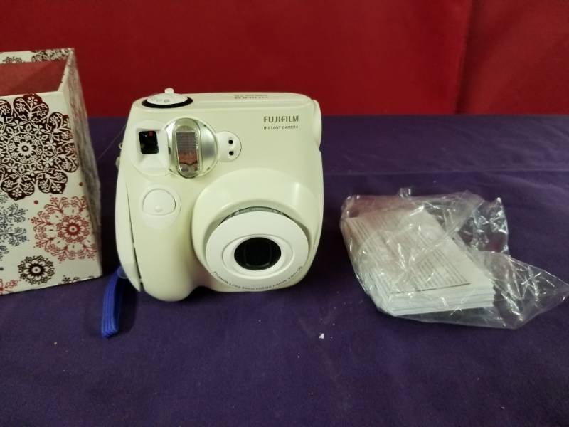 lot 2389 image: FujiFilm Instant Camera - White