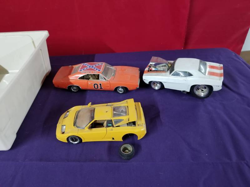 lot 2437 image: Lot of 3 Collectible Cars - General Lee �