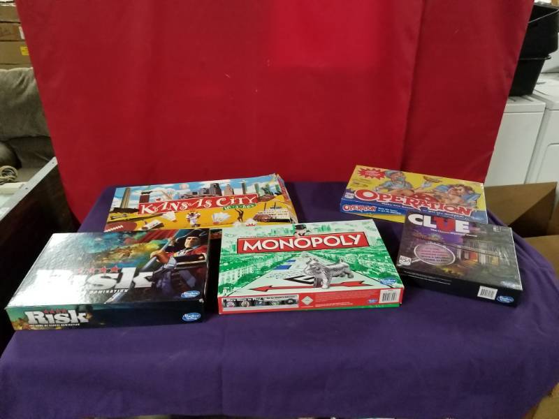lot 2456 image: Lot of 5 Board Games - Monopoly, Operation, Risk, Clue and Kansas City