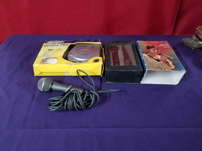 lot 2467 image: Microphones and Optifix Pro by Memorex