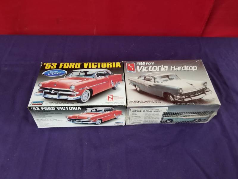 lot 2422 image: Lot of 2 Model Cars - Ford Victorias
