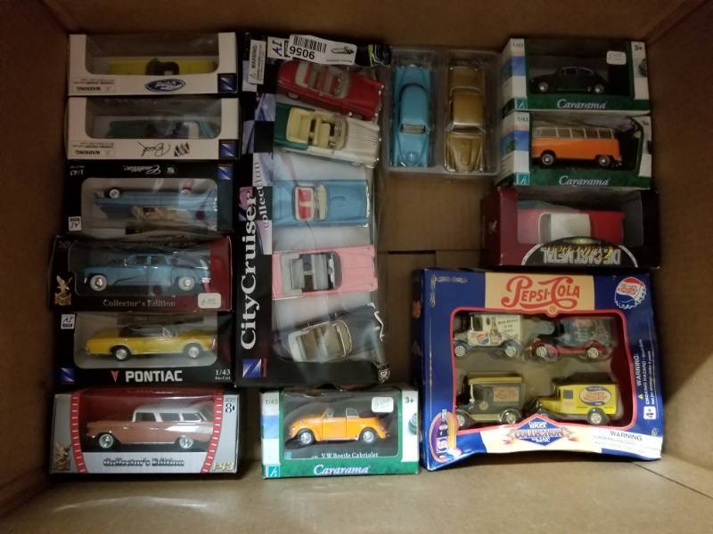 lot 2419 image: Box of Collectible Diecast Cars