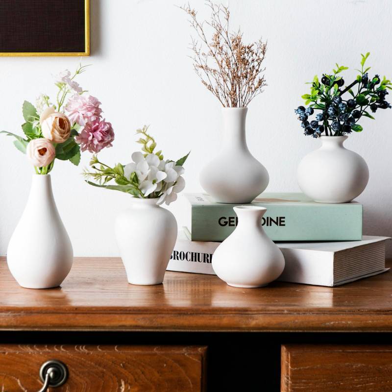 lot 6588 image: Sowlvenco White Bud Vases, Ceramic Small Vase Set of 5, Mini Vases for Fresh and Dried Flowers, Modern Home Decor, Pottery Centerpiece Table Decorations