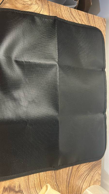 lot 8943 image: Black rubber mat- 2pcs