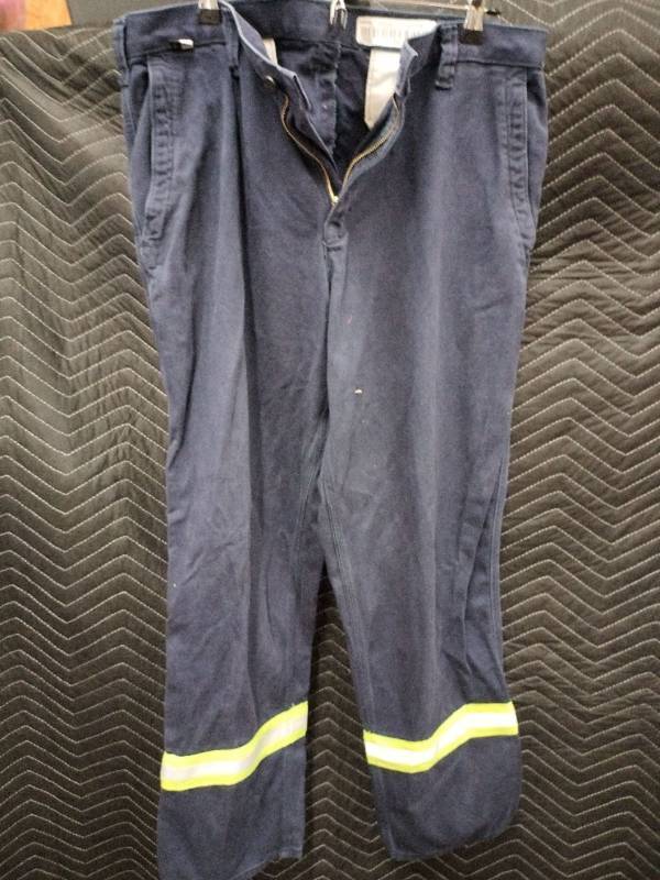 lot 63470 image: Carhartt FR 36x32 Flame Resistant Navy Blue Work Pants 63685-20 MechanicWelder