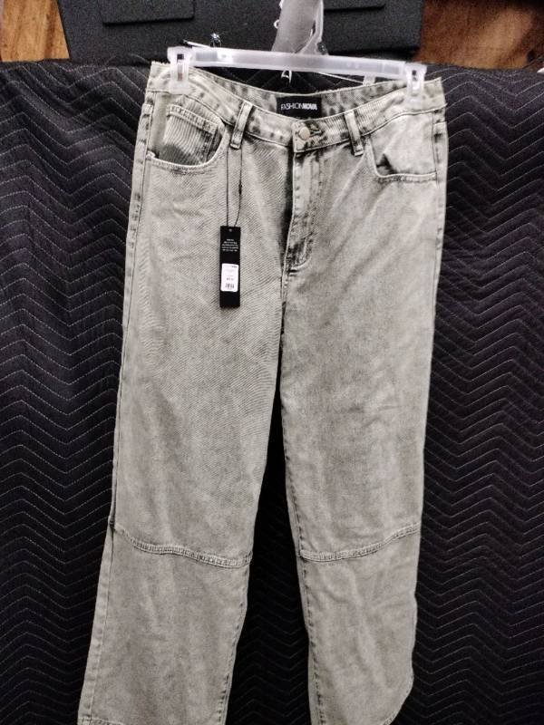 lot 63483 image: Fashion Nova Forgive And Forget Cuffed Wide Leg Jeans - Size 13
