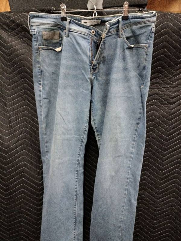 lot 63488 image: Levis Light Wash Denim Jeans - W35 L32