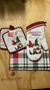 lot 147 image: Gnome for the Holidays 2 Pot Holders and Oven Mitt Set -