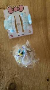 lot 320 image: Hello Kitty Hair Clip Set with Character Keychain
