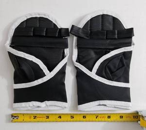lot 59316 image: Gloves Kickboxing Punching Bag Half Finger Kickboxing Taekwondo Sparring Boxing - Retail $9