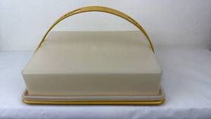 lot 10 image: Tupperware Harvest Gold Cake Carrier with Handle